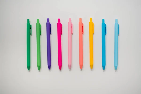 Різнокольорові Ручки Ізольовані Синьому Фоні — стокове фото