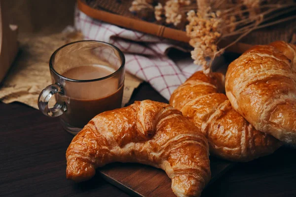 Frühstück Mit Croissants Kaffee Und Milch Auf Holztisch — Stockfoto