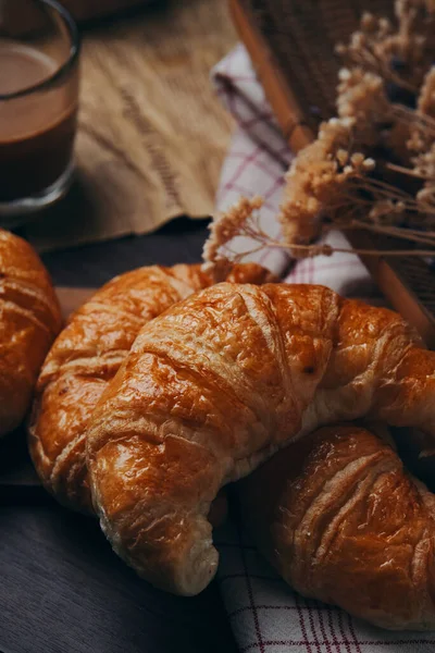 Verse Croissant Met Jam Koffie Houten Tafel — Stockfoto