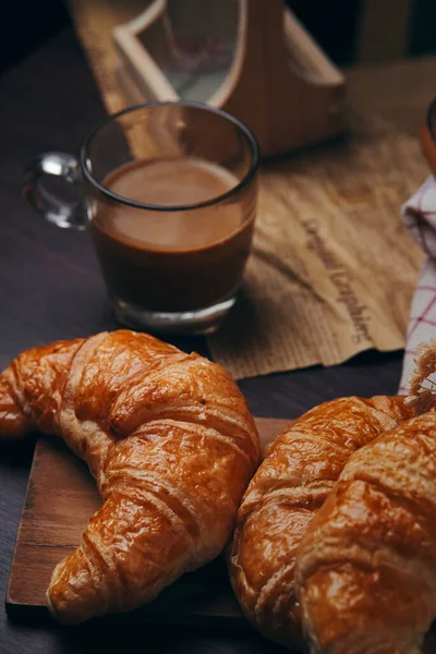 Frühstück Mit Croissants Und Kaffee Auf Holztisch — Stockfoto
