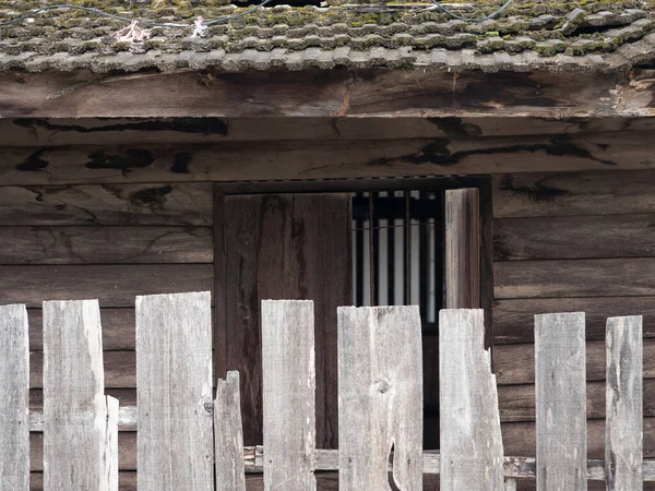 Παλιό Ξύλινο Σπίτι Παράθυρο Και Ξύλο Πίσω Από Φράχτη Τσιμεντένιο — Φωτογραφία Αρχείου