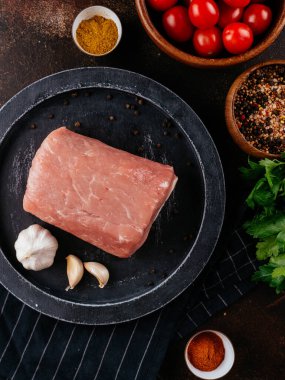 Baharatlı ve sebzeli taze domuz eti.