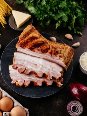 Sebze ve baharatla dilimlenmiş jambon.