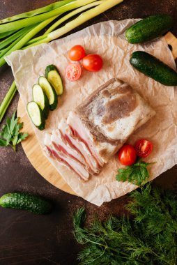 Tahtada sebzeli ve baharatlı çiğ domuz bifteği.