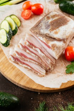 Sebze ve baharatlı domuz pirzolası.