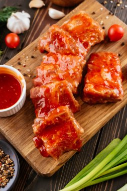 Baharatlı ve sebzeli taze domuz eti.