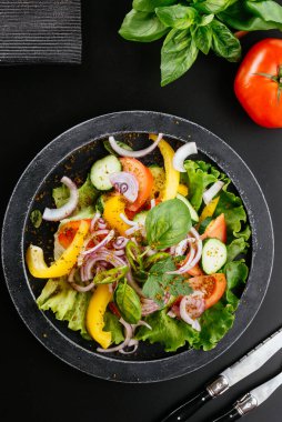 Arka planda farklı sebze ve baharatlı Gürcü sebze salatası