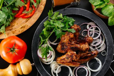 Susamlı, fırında tavuk kanadı. Geleneksel tarif.