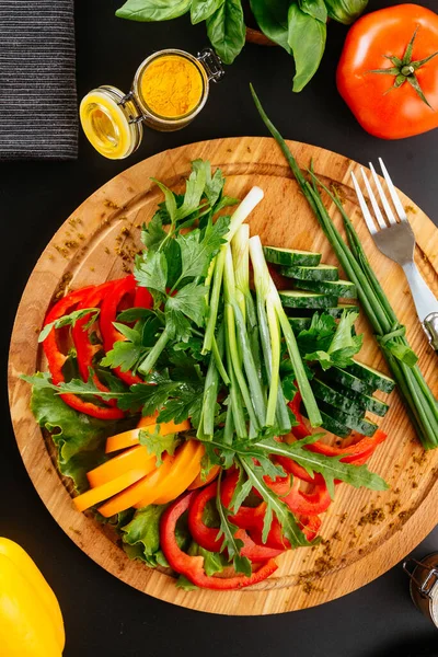 Une Variété Légumes Coupés Sur Une Assiette Bois — Photo