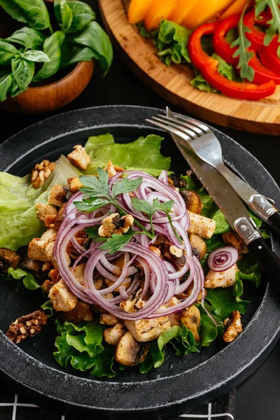 Salade Géorgienne Avec Viande Sur Fond Noir — Photo