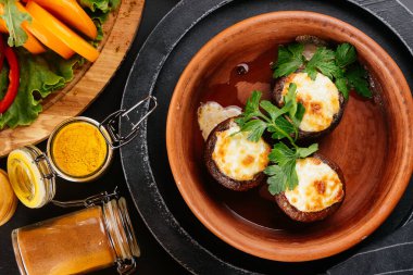 Koyu arkaplanda lezzetli ızgara sebzeler. Sağlıklı yemek, yaz yemeği konsepti..