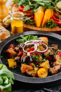 Siyah arka planda etli Gürcü salatası