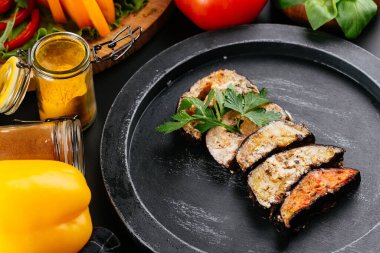 Koyu arkaplanda lezzetli ızgara sebzeler. Sağlıklı yemek, yaz yemeği konsepti..