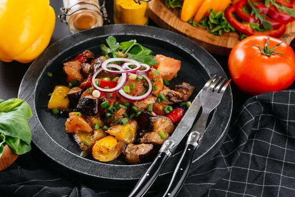 Salade Géorgienne Avec Viande Sur Fond Noir — Photo