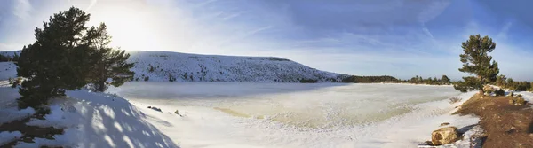 Πανοραμική Μιας Παγωμένης Λιμνοθάλασσας Χιόνι Και Δέντρα Στη Νεήλα — Φωτογραφία Αρχείου