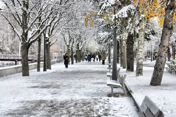 Paseo Del Espoln Χιονισμένο Στο Burgos Τους Ανθρώπους Πόδια — Φωτογραφία Αρχείου