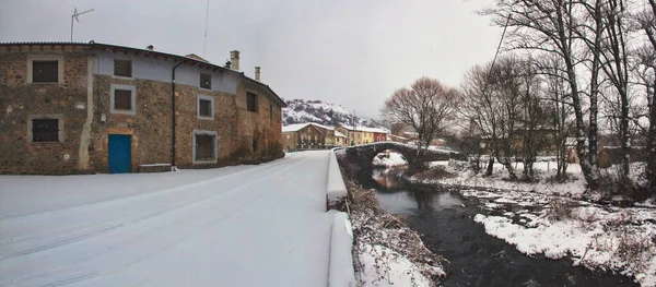 Panorama Snöig Med Romersk Bro Och Flod — Stockfoto