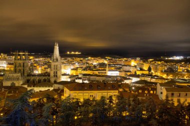 Gece boyunca Burgos 'un panoramik katedrali (İspanya)
