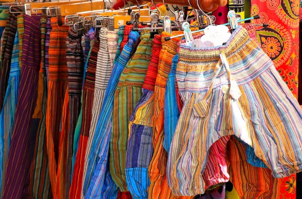 Πολύχρωμα Ρούχα Προς Πώληση Στην Αγορά — Φωτογραφία Αρχείου