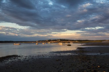 Wellfleet 'deki Teğmen Adası' ndaki körfez ve teknelerin manzarası, M