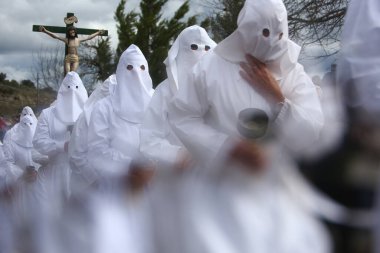 Kapüşonluların geçişleri.