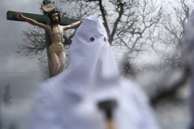 Kapüşonluların geçişleri.