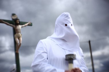 Kapüşonluların geçişleri.