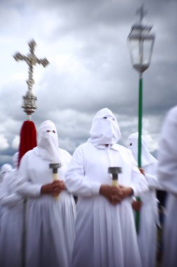 Kapüşonluların geçişleri.