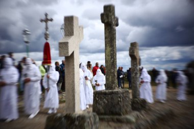 Kapüşonluların geçişleri.