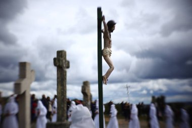 Kapüşonluların geçişleri.