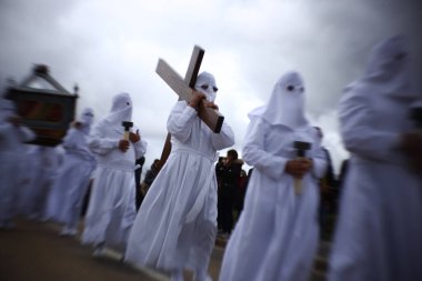 Kapüşonluların geçişleri.