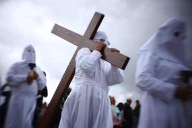 Kapüşonluların geçişleri.