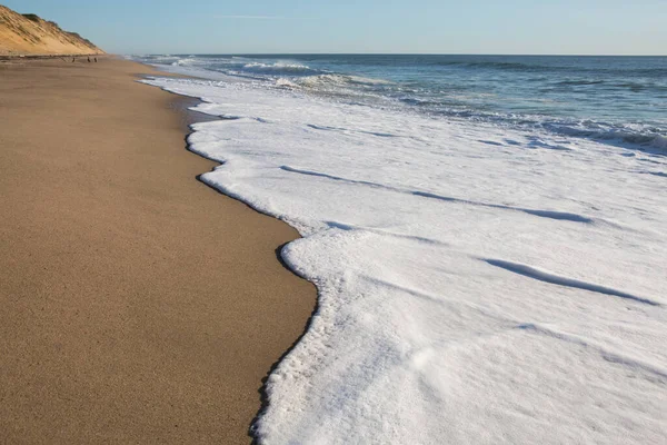 ホワイトクレストBでビーチの砂をラップシーフォーム波のクローズアップ — ストック写真