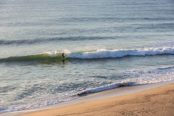 Uma Vista Aérea Surfista Silhueta Montando Uma Onda Whi — Fotografia de Stock