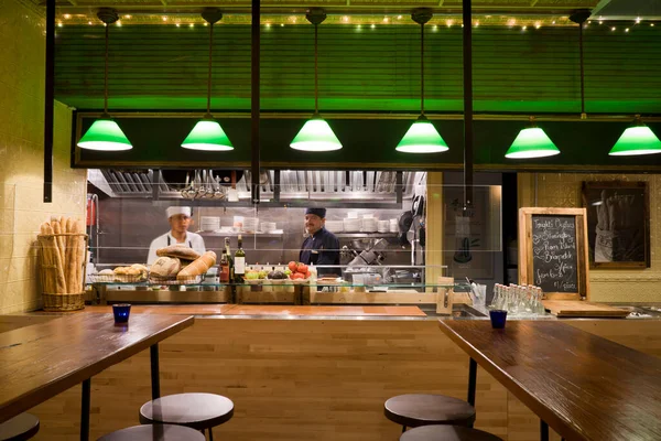 Rahat Şık Bir Restoranın Modern Mekanı — Stok fotoğraf