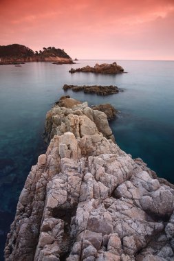 Akdeniz 'de gün batımı. Cala S 'Alguer. Costa Brava. Girona İspanya