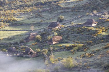 Dağlardaki güzel deniz manzarası
