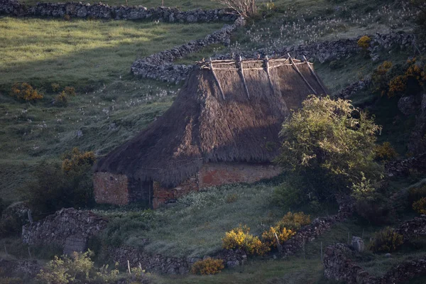 Dağlarda terk edilmiş eski bir ev.