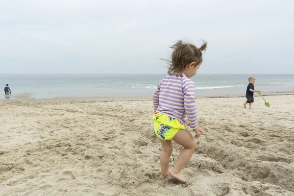 Μικρό Χαριτωμένο Κορίτσι Παίζει Στην Αμμώδη Παραλία Καλοκαίρι — Φωτογραφία Αρχείου