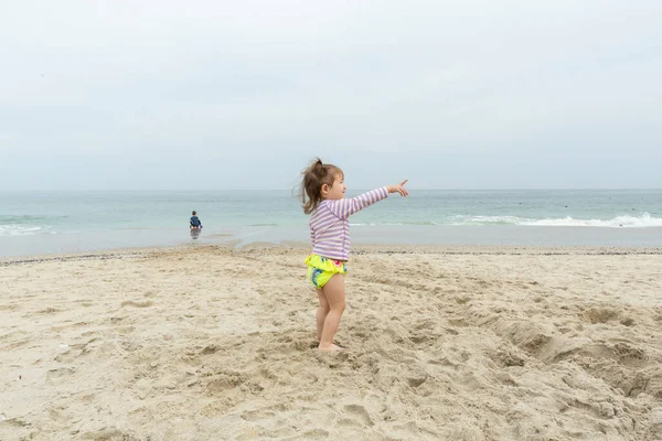 Malá Roztomilá Dívka Hraje Písečné Pláži Létě — Stock fotografie