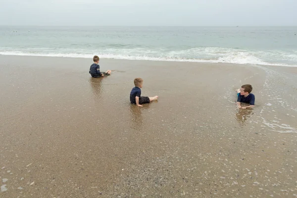 Щасливі Діти Граються Разом Піщаному Пляжі — стокове фото