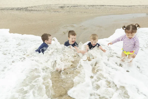 Ευτυχισμένα Παιδιά Παίζουν Μαζί Στην Αμμώδη Παραλία — Φωτογραφία Αρχείου