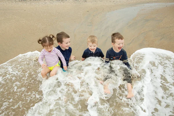 Mutlu Çocuklar Kumsalda Birlikte Oynuyorlar — Stok fotoğraf