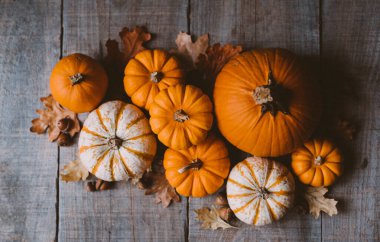 Kabak ve yapraklarla sonbahar arkaplanı