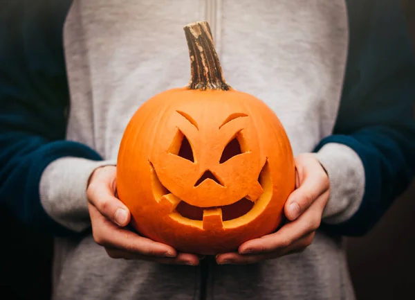 Halloween Pumpkin Hands Girl Kitchen — стоковое фото