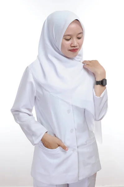 Gelukkig Succesvol Vrouwelijk Aziatisch Moslim Verpleegster Arts Geïsoleerd Wit — Stockfoto