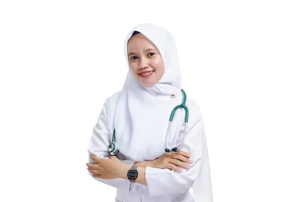Ευτυχισμένη Επιτυχημένη Γυναίκα Ασιάτισσα Μουσουλμάνα Νοσοκόμα Γιατρός Χαμογελώντας Αυτοπεποίθηση Σταυρωμένα — Φωτογραφία Αρχείου