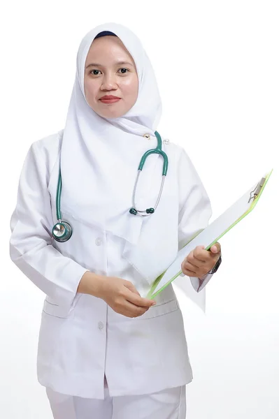 Beautiful Young Muslim Woman Nurse Doctor Holding Clipboard Isolated White — Stock Photo, Image