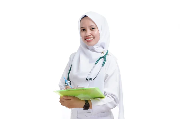 Όμορφη Νεαρή Μουσουλμάνα Νοσοκόμα Γιατρός Κρατώντας Πρόχειρο Απομονωμένο Λευκό Φόντο — Φωτογραφία Αρχείου