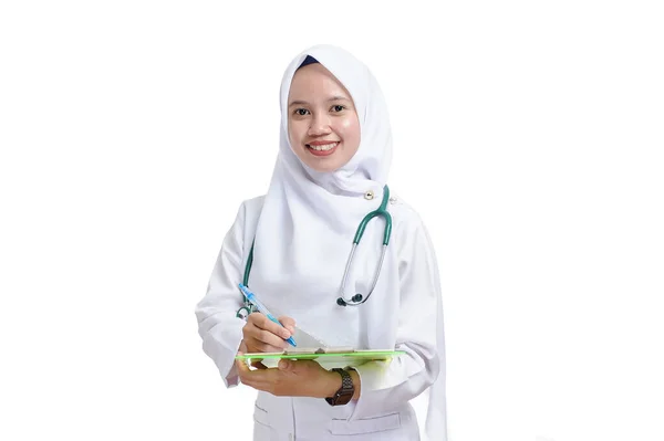 Όμορφη Νεαρή Μουσουλμάνα Νοσοκόμα Γιατρός Κρατώντας Πρόχειρο Απομονωμένο Λευκό Φόντο — Φωτογραφία Αρχείου